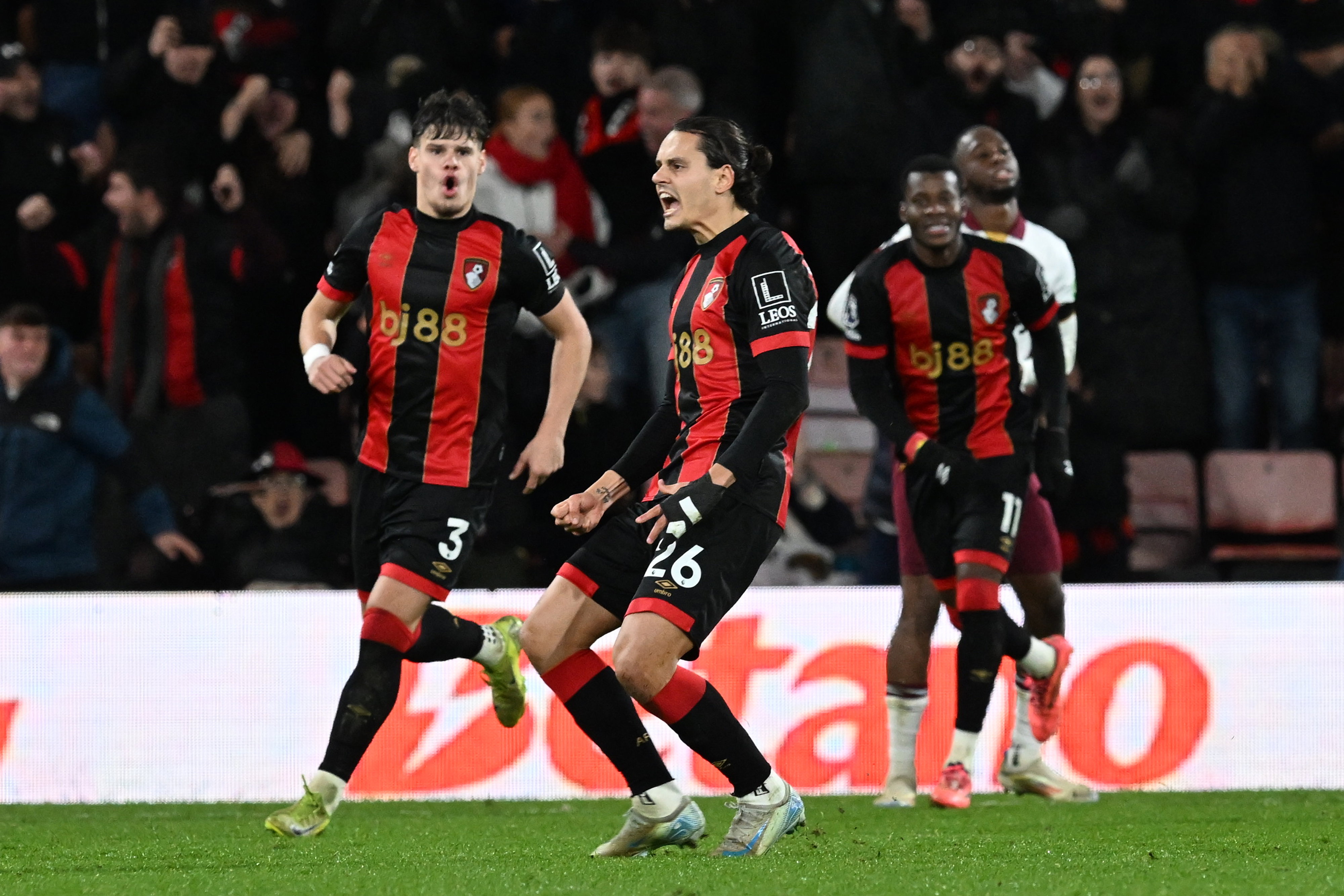 Enes Unal juicht