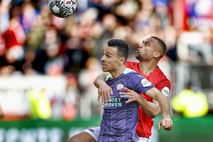 Eran Zahavi en Tommy St Jago vechten een duel uit