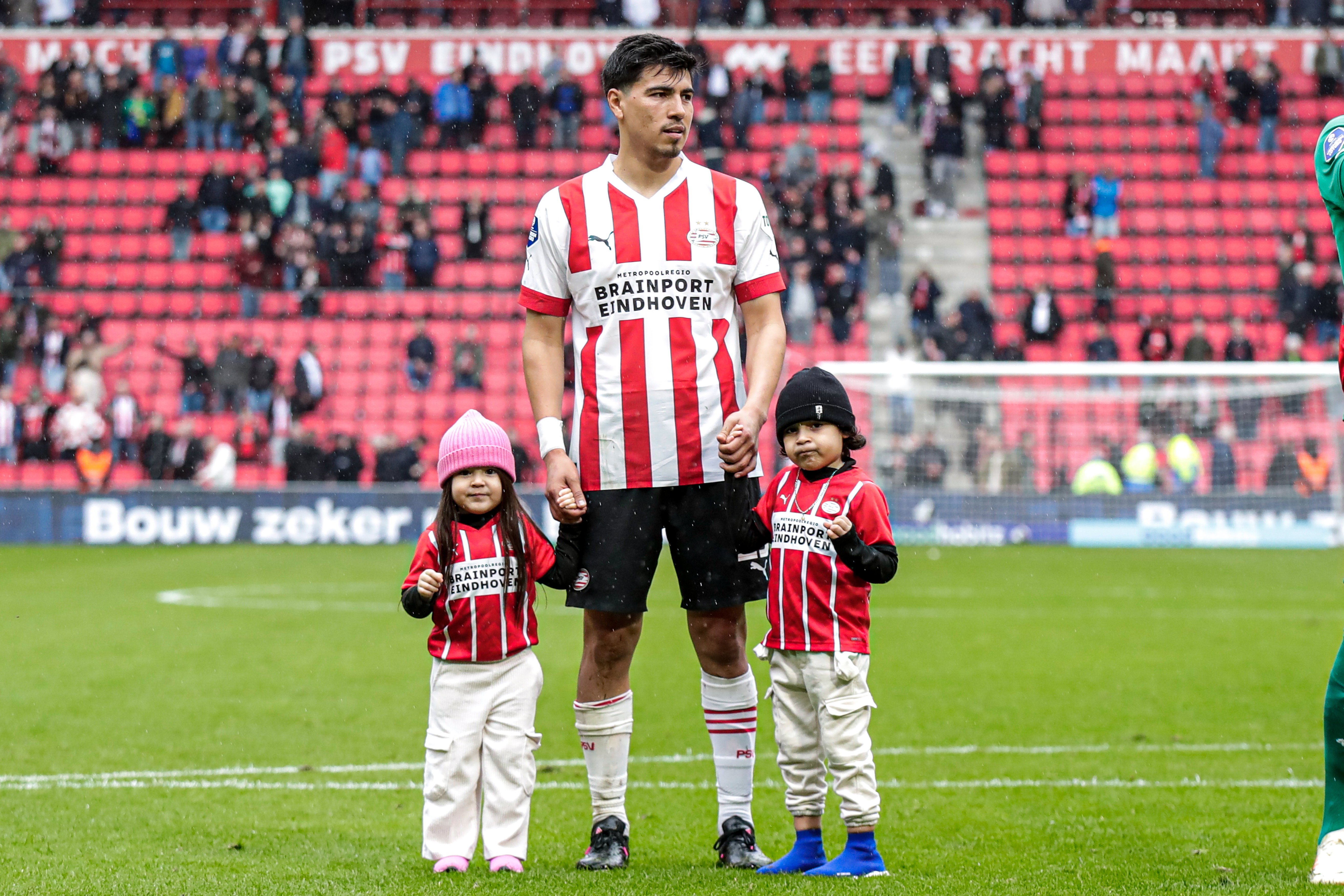 Erick Gutierrez met zijn kinderen in het Philips Stadion
