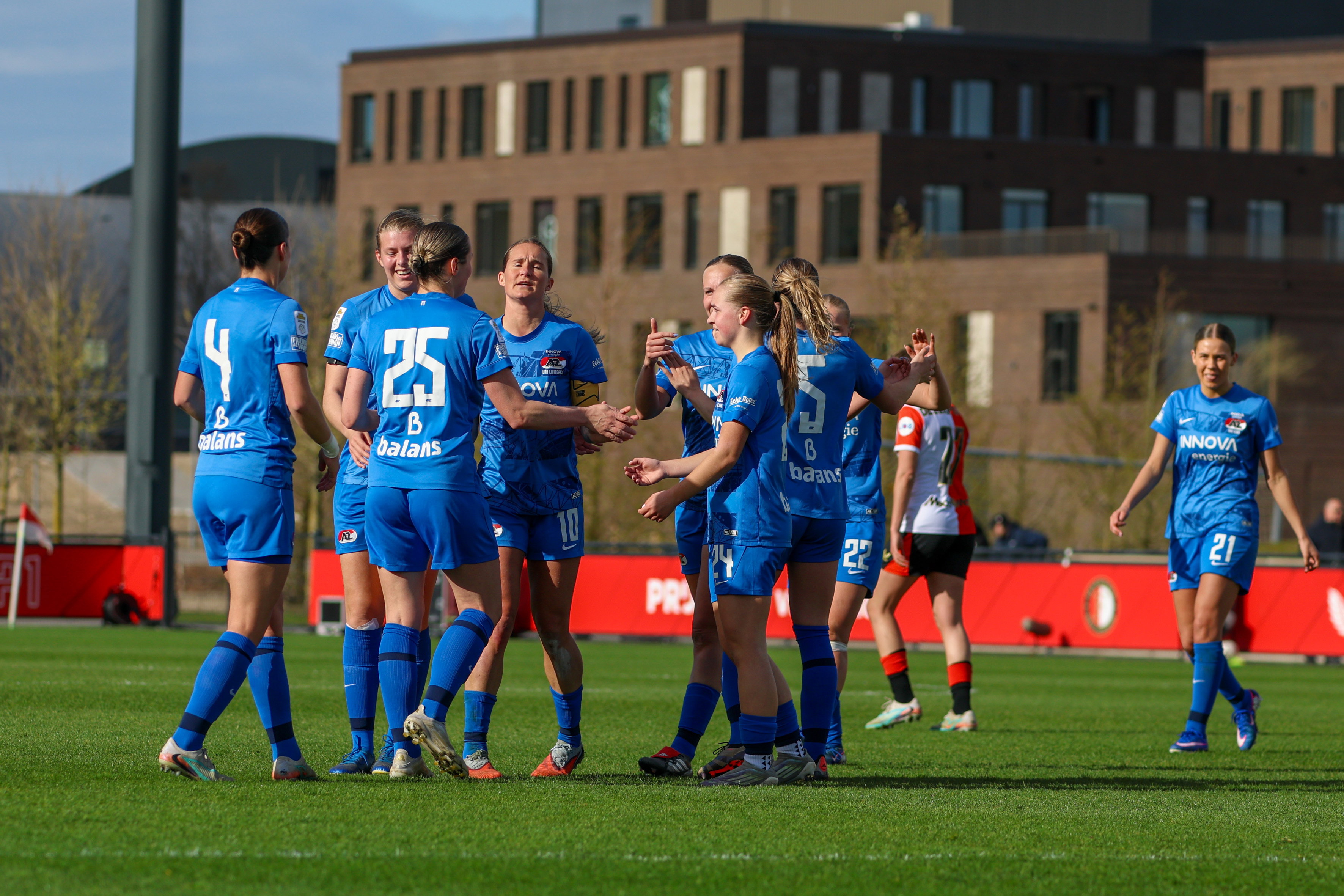 Eshly Bakker en AZ vieren de 0-2