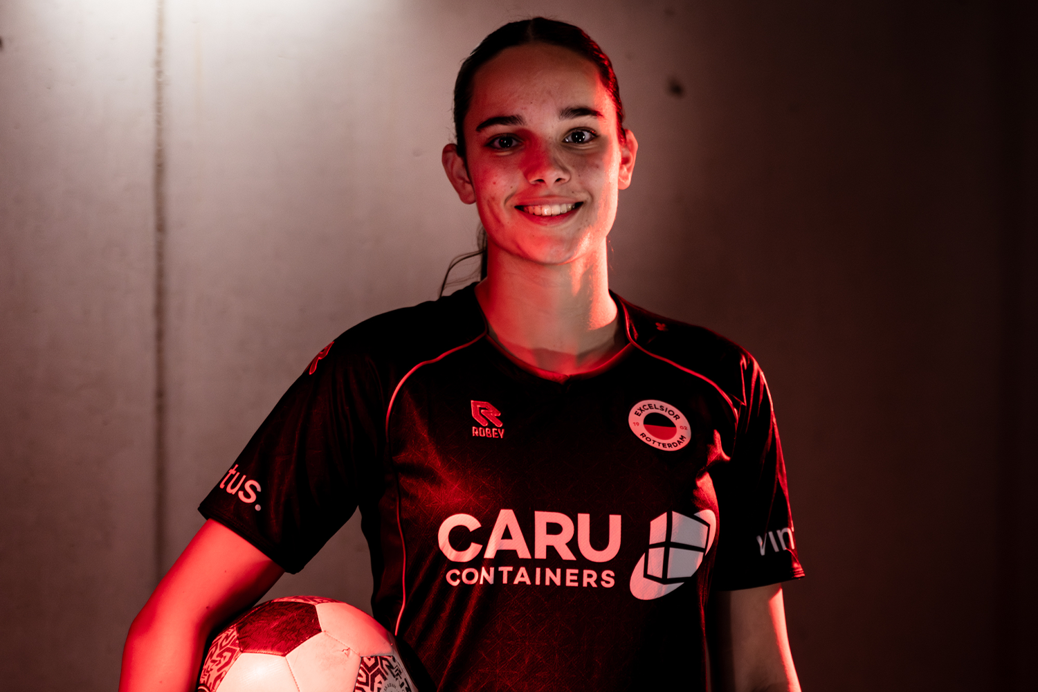 Esmee van de Stolpe tekent haar profcontract bij Excelsior