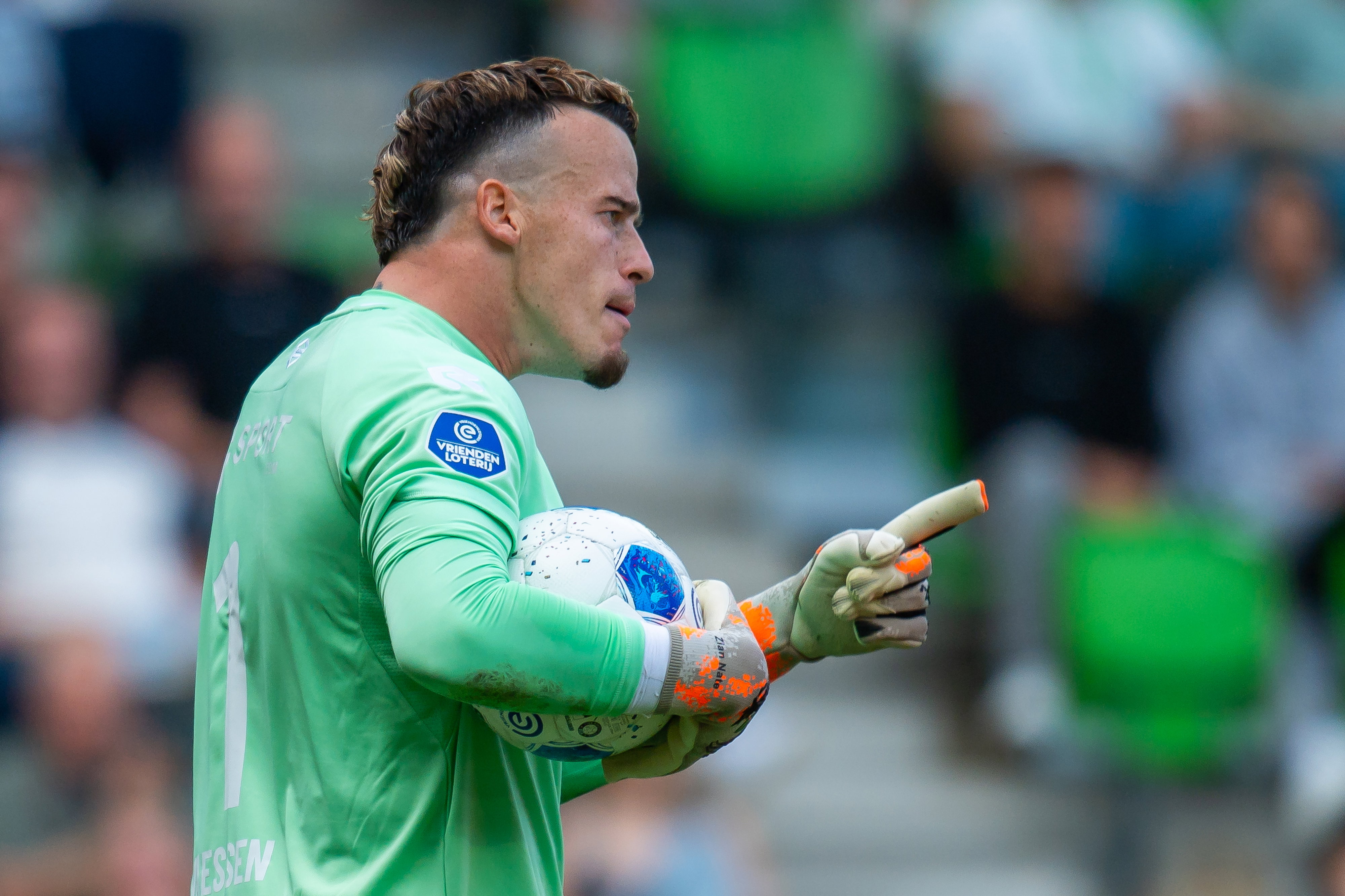 Etienne Vaessen wijst verwijtend naar Wout Weghorst