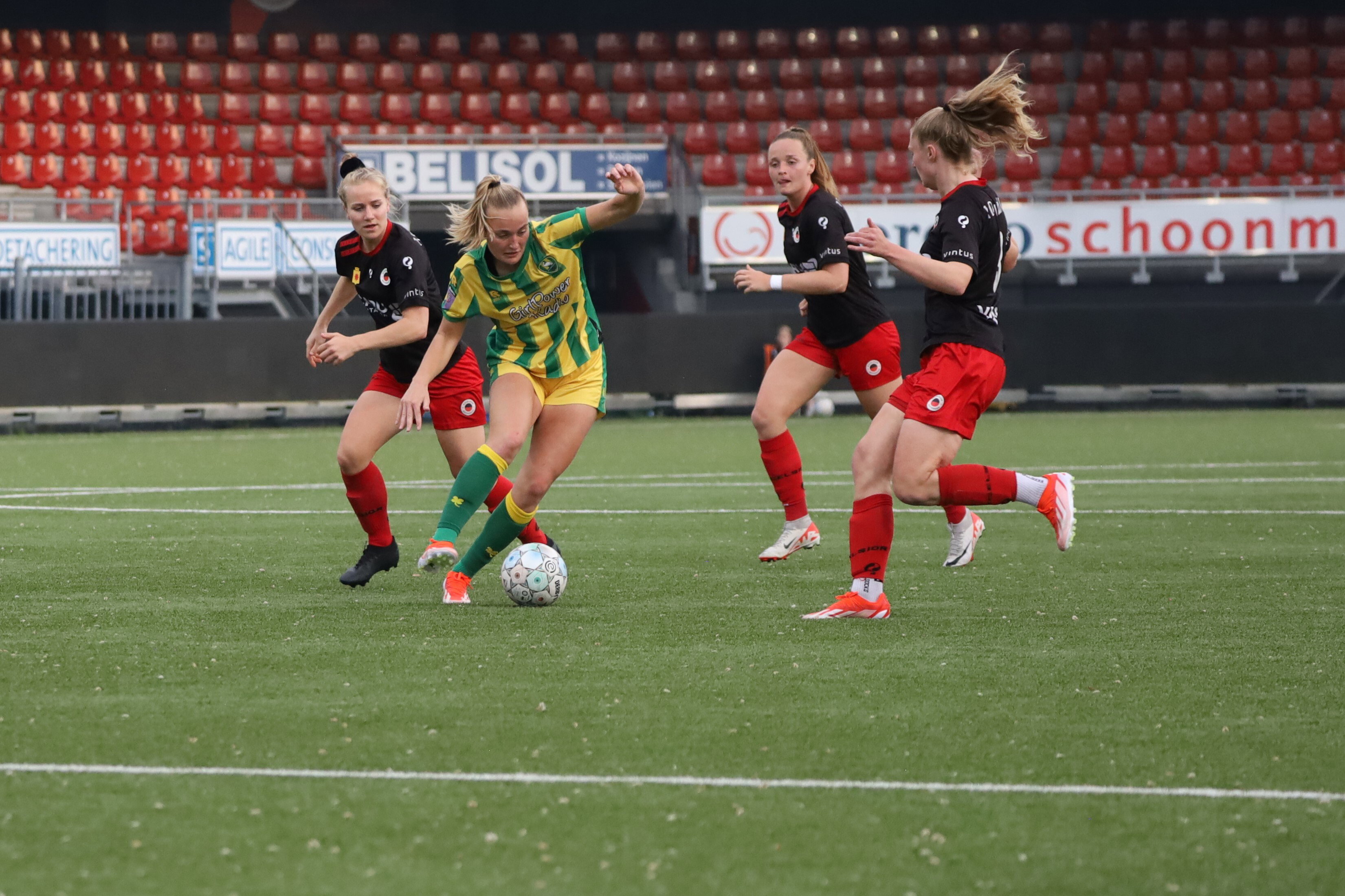 Een duel tussen ADO Den Haag en Excelsior