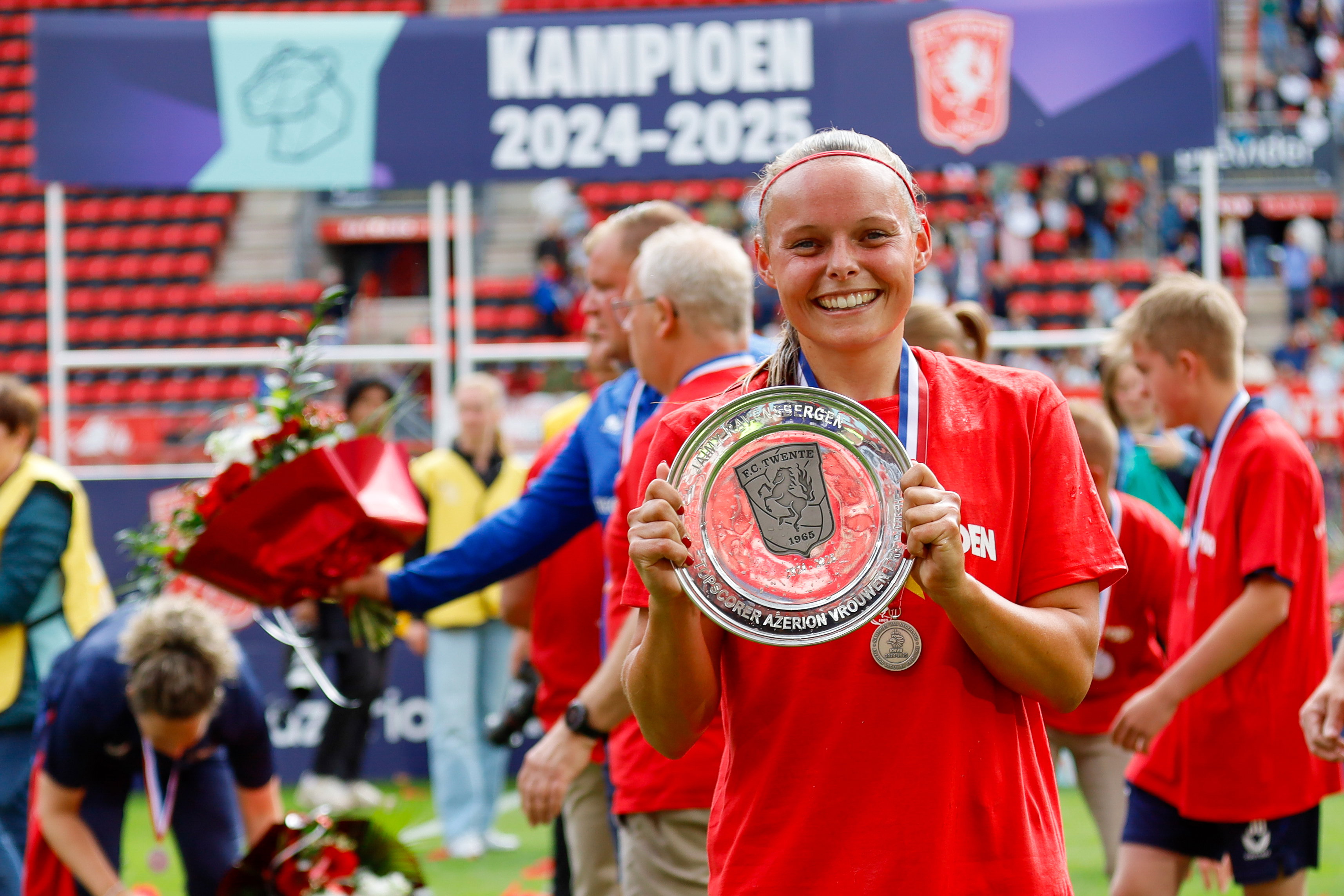 Jaimy Ravensbergen met haar prijs voor topscorer