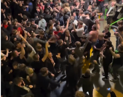 FC Twente fans vieren feest na overwinning bij Vitesse