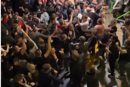 FC Twente fans vieren feest na overwinning bij Vitesse