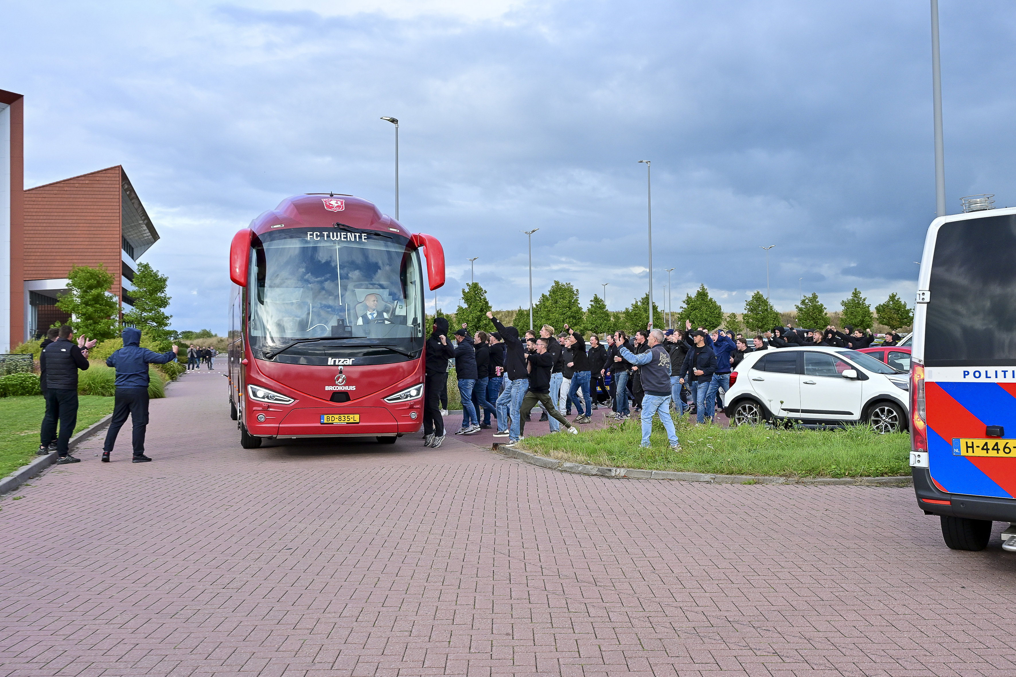 FOTO | FC Twente-fans zwaaien selectie uit bij hotel Leeuwarden