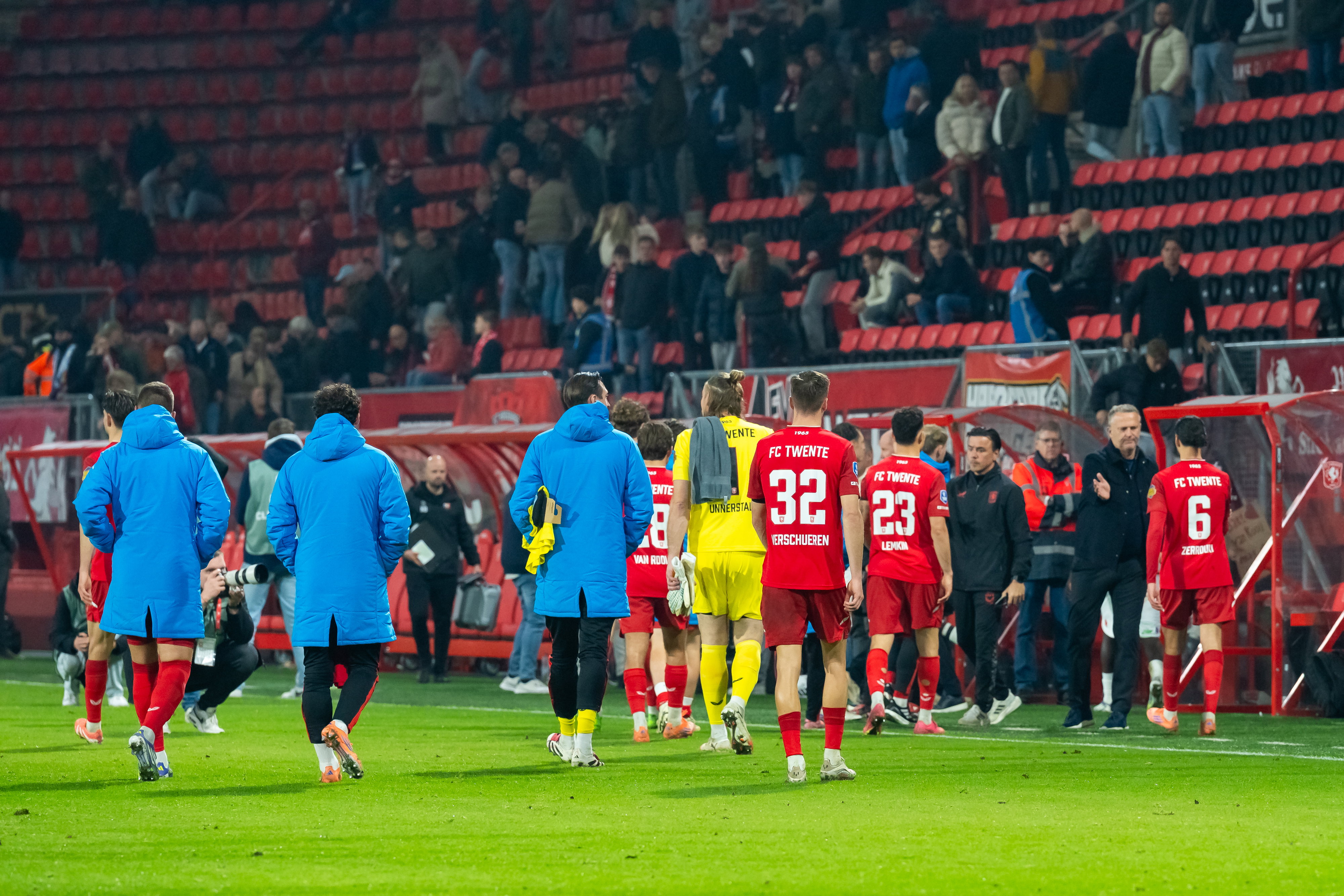 FC Twente spelers sjokken het veld af