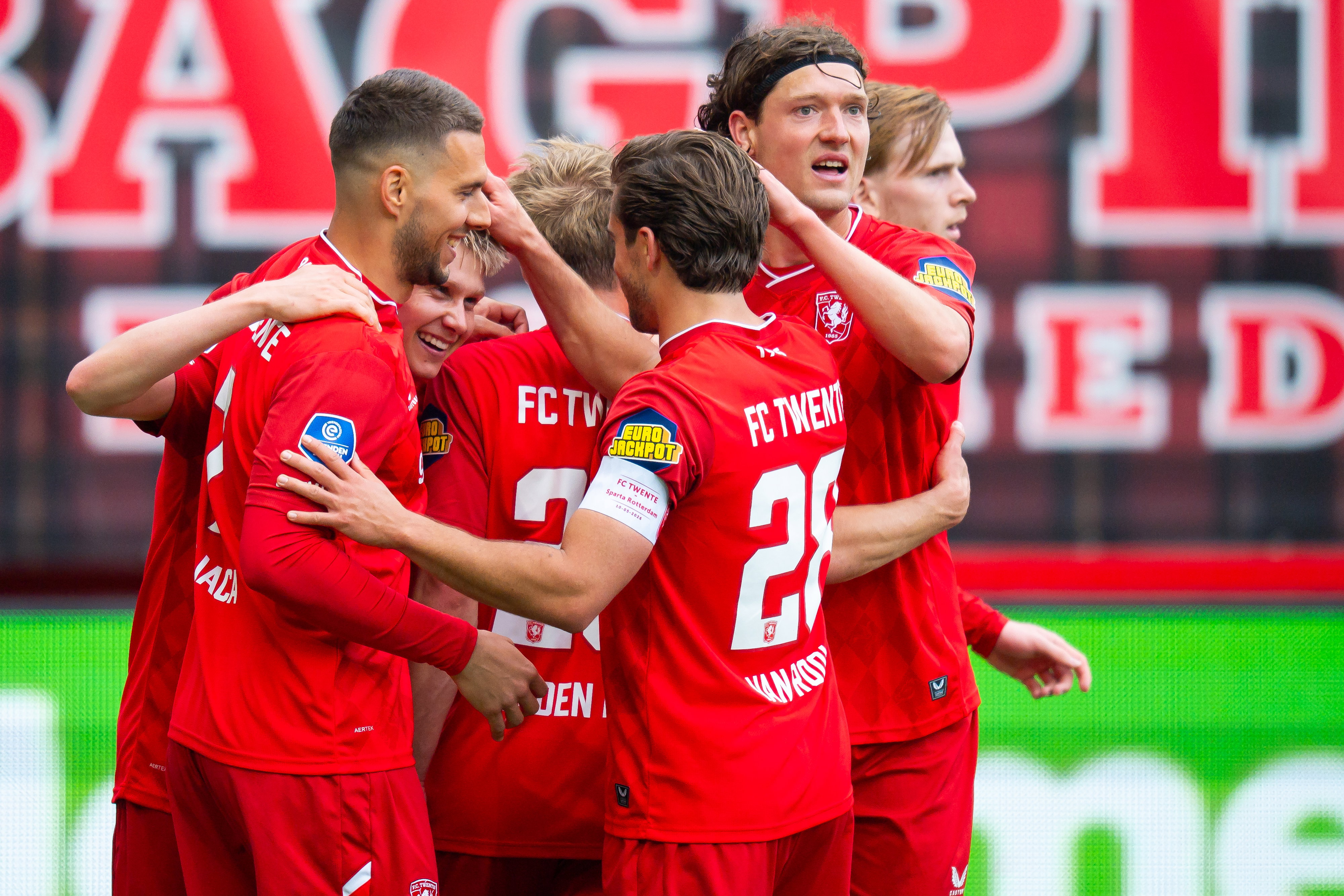 FC Twente-spelers vieren een goal