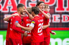 FC Twente-spelers vieren een goal