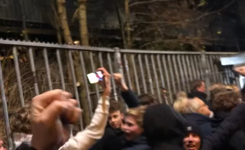 FC Twente supporters buiten het uitvak in Eindhoven
