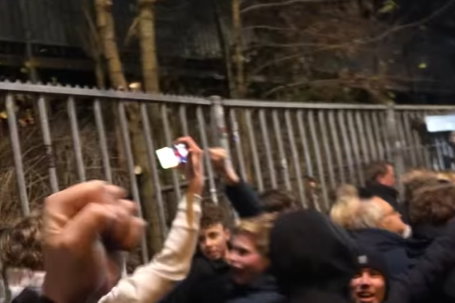 FC Twente supporters buiten het uitvak in Eindhoven