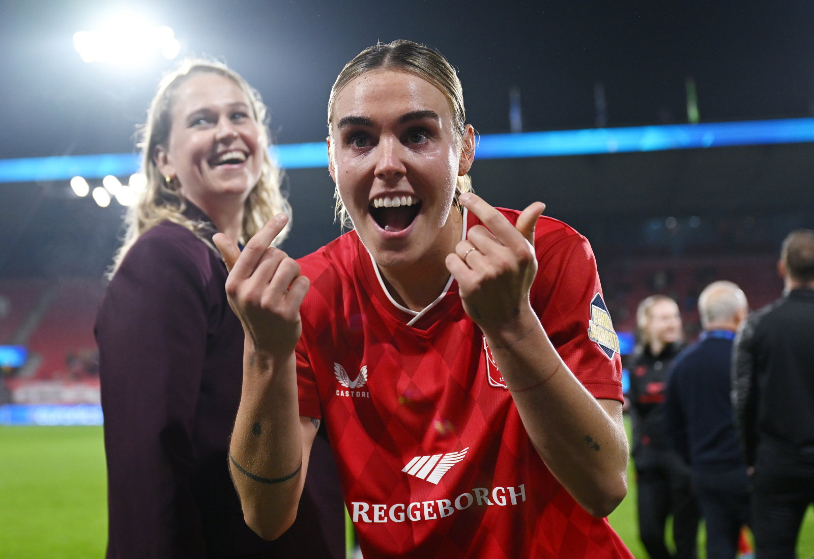 Jill Roord is blij na het gelijkspel van FC Twente tegen Chelsea
