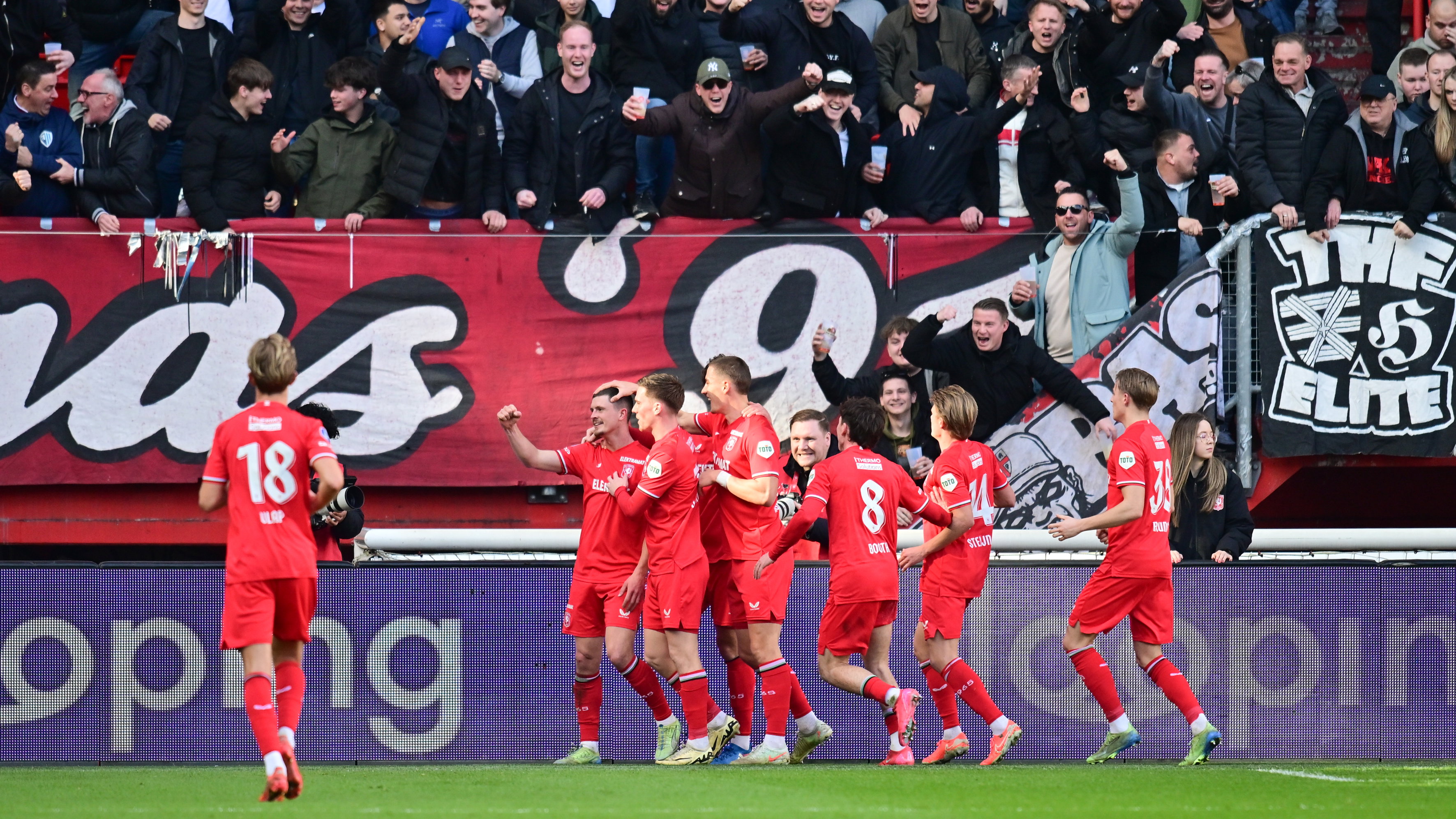 FC Twente viert de goal van Bas Kuipers tegen NEC