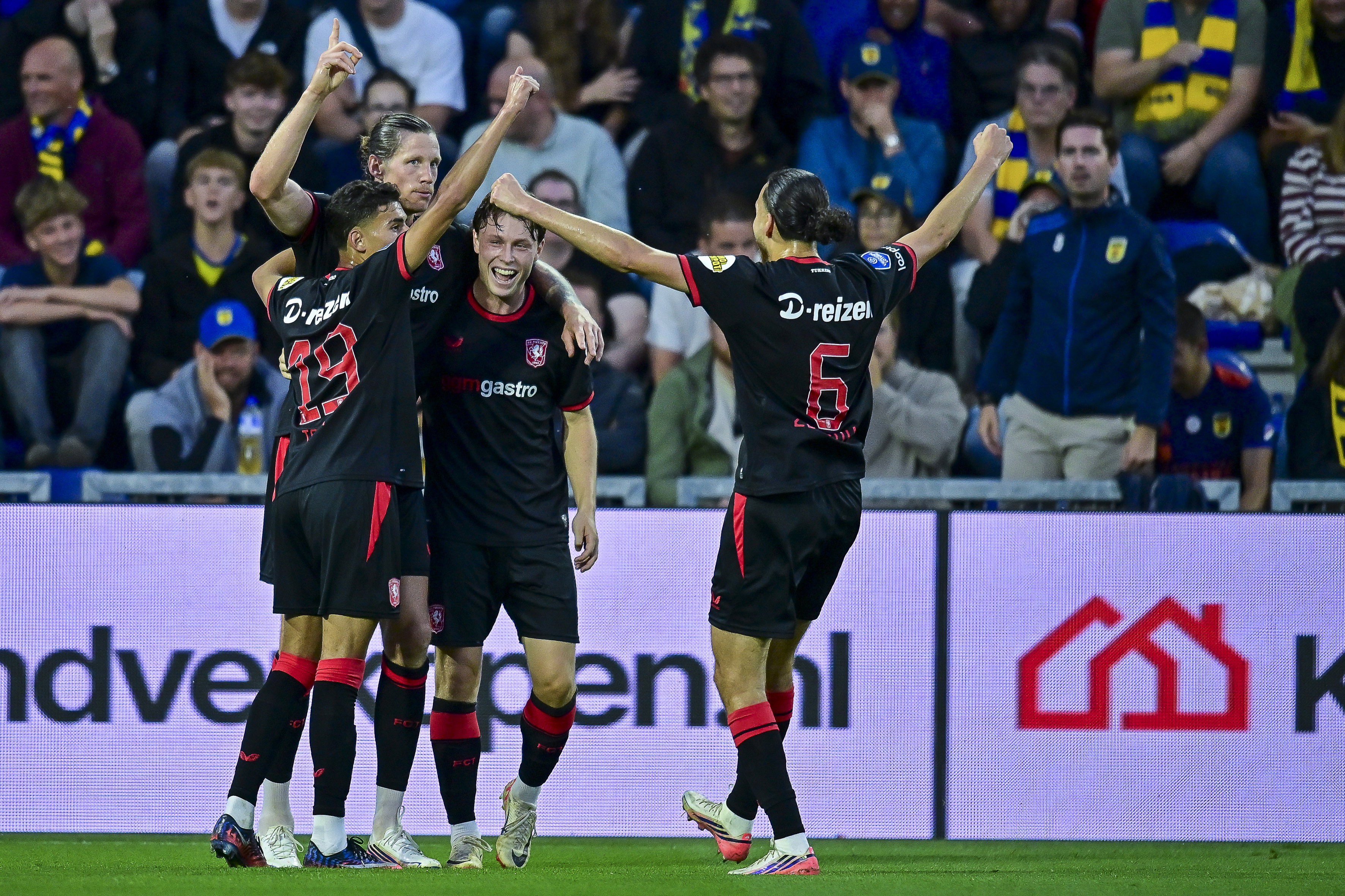 FC Twente viert een goal van Wout Weghorst