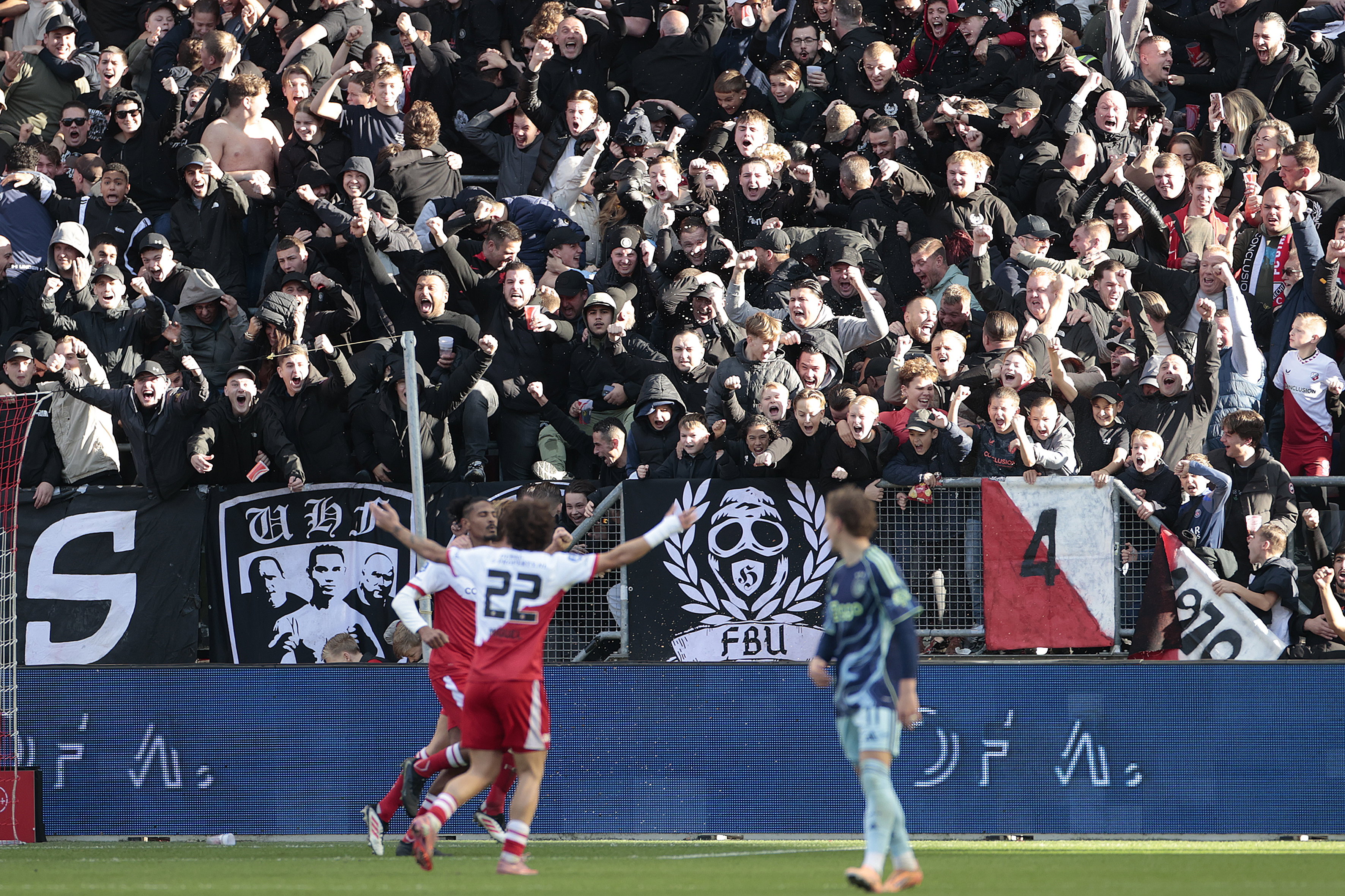 FC Utrecht fans gaan los bij een goal van Sébastien Haller