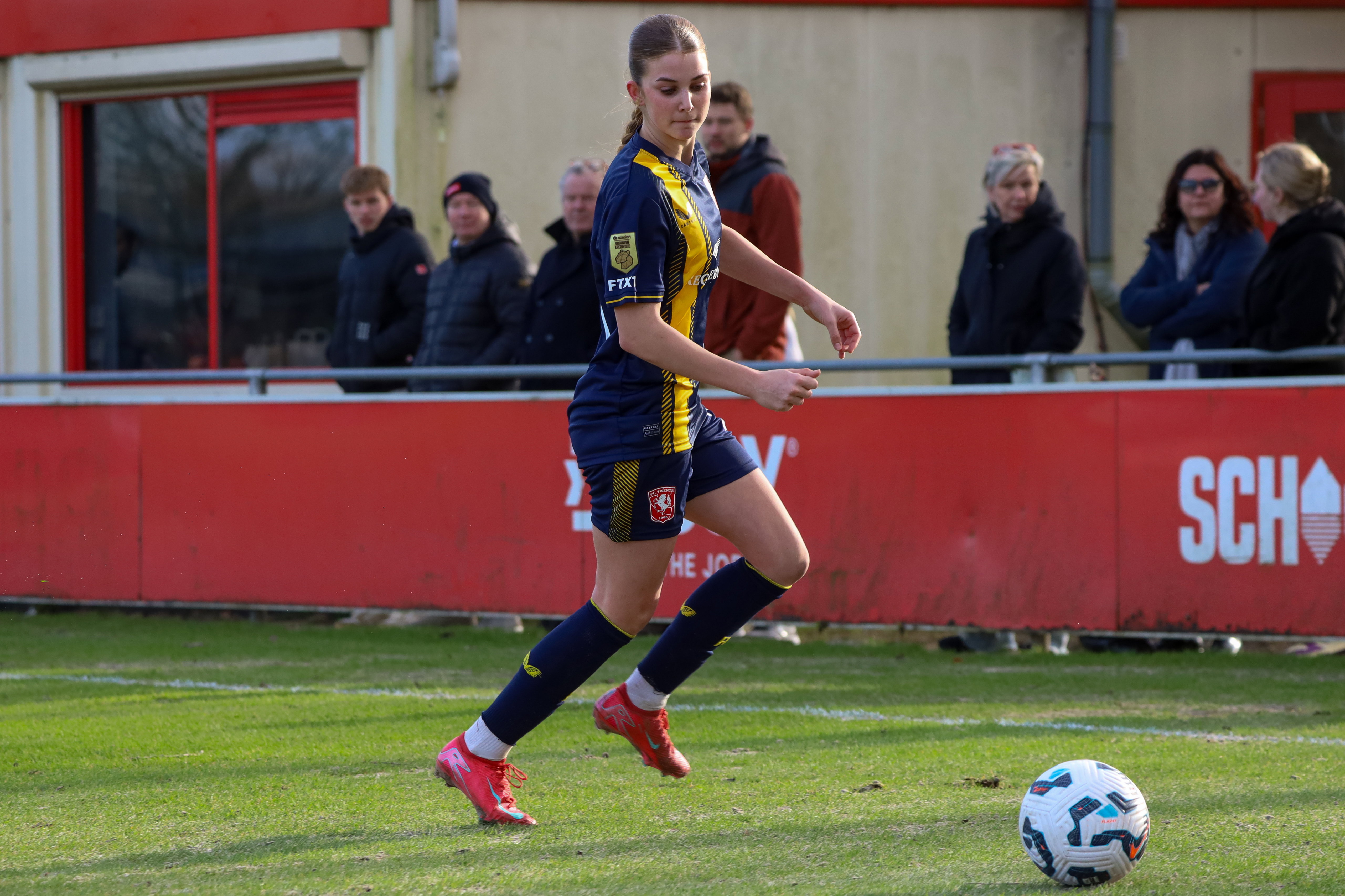 Rose Ivens aan de bal namens FC Twente