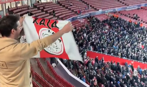 Fan met Ajax vlag