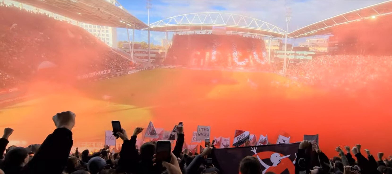 Fans van FC Utrecht vieren feest