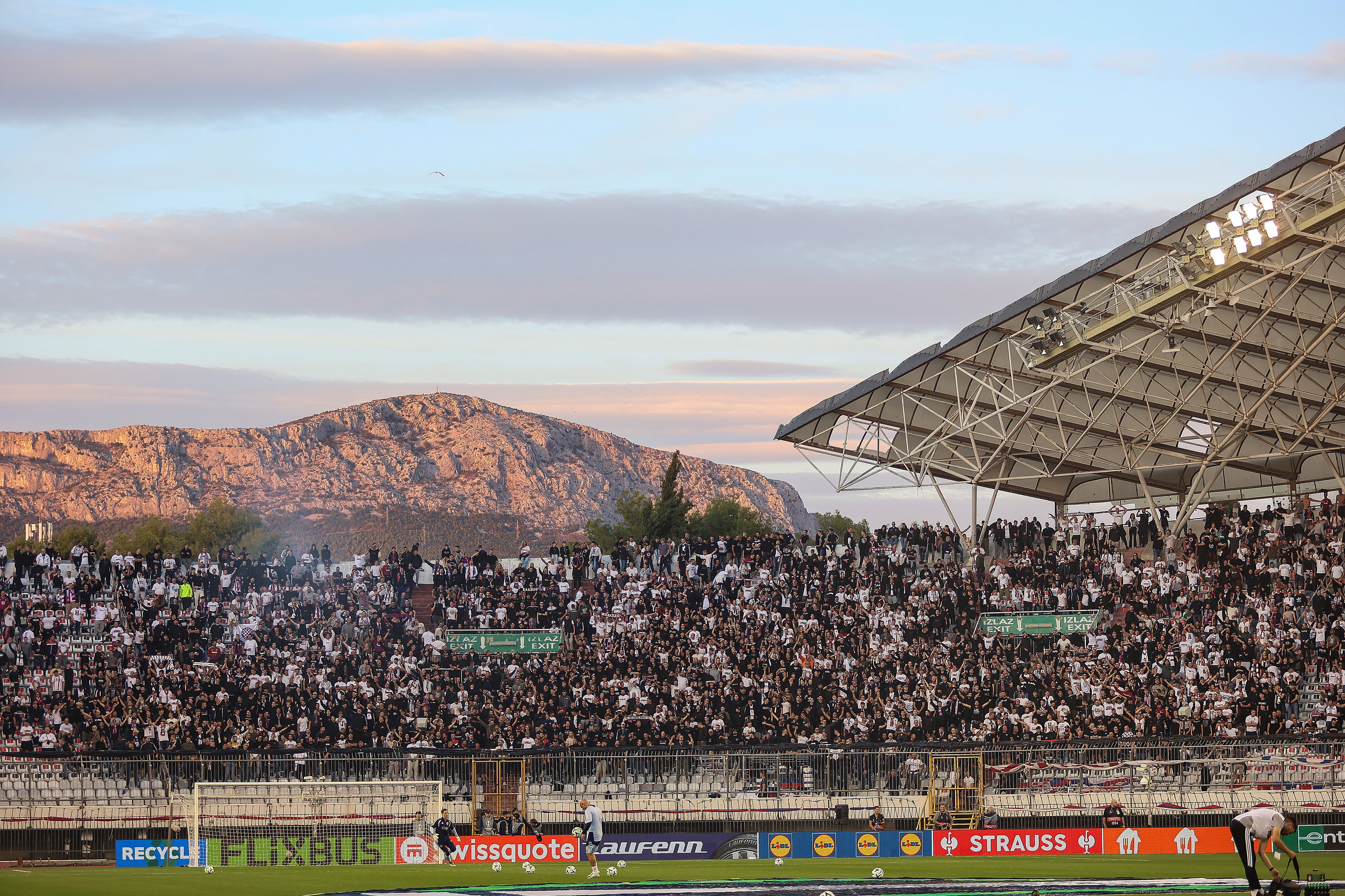 Fans van Hajduk Split in de avondzon