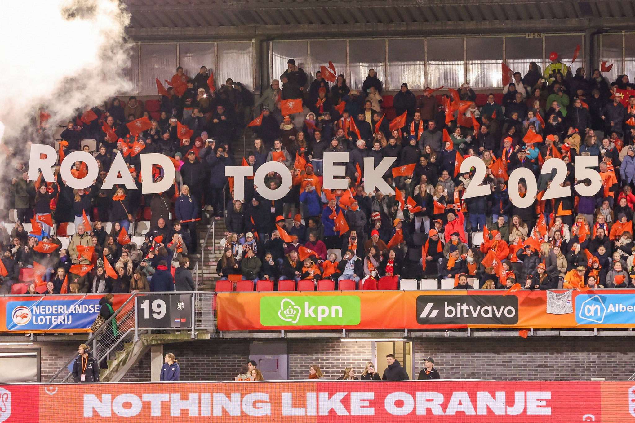 Fans van de Oranje Leeuwinnen richting het EK 2025