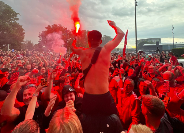 Fans vieren de terugkomst van de bus in Enschede