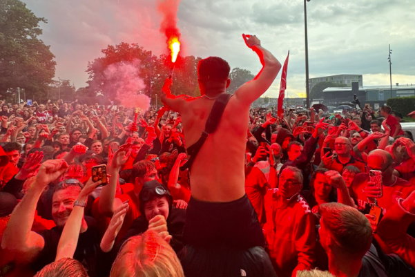 Fans vieren de terugkomst van de bus in Enschede