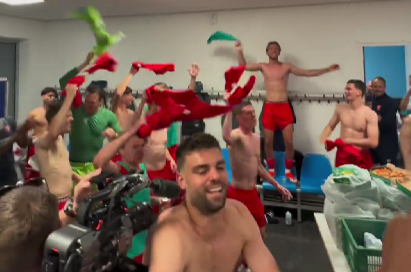 Feest in de kleedkamer van FC Twente