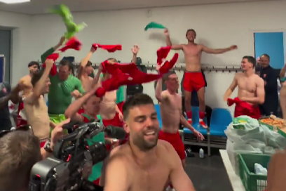 Feest in de kleedkamer van FC Twente