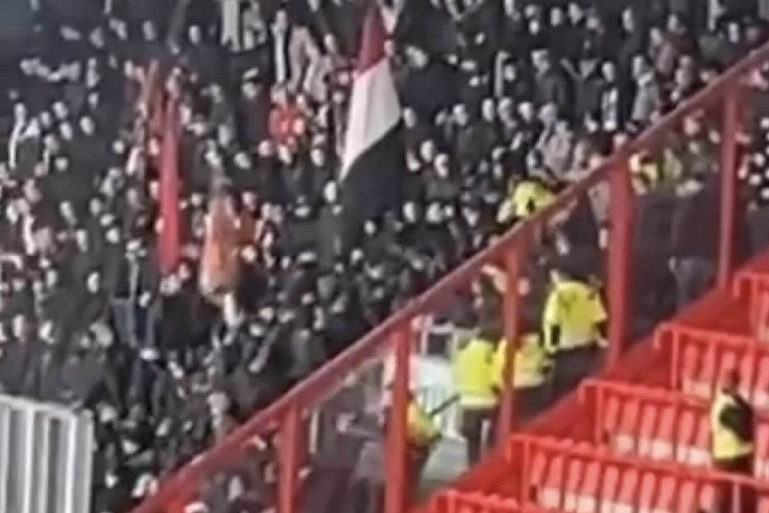 Feyenoord-supporters gaan met elkaar op de vuist in het uitvak van FC Twente