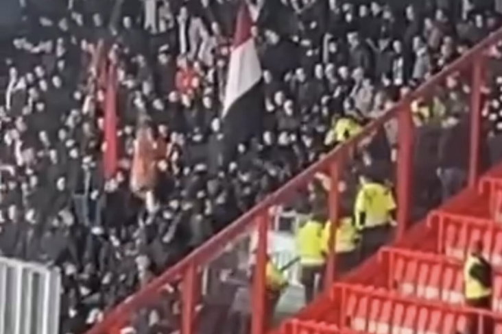 Feyenoord-supporters gaan met elkaar op de vuist in het uitvak van FC Twente
