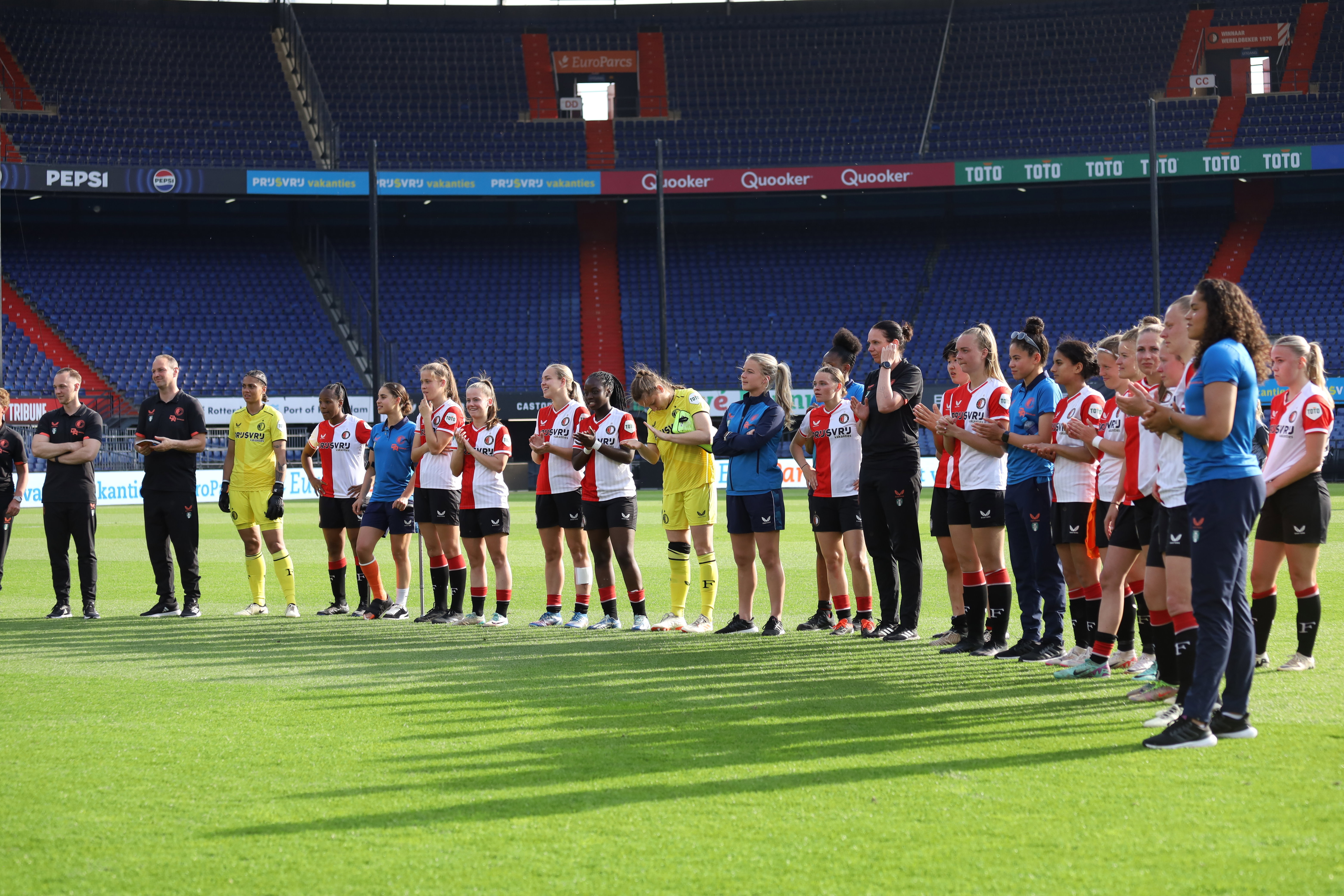 De speelsters van Feyenoord in De Kuip