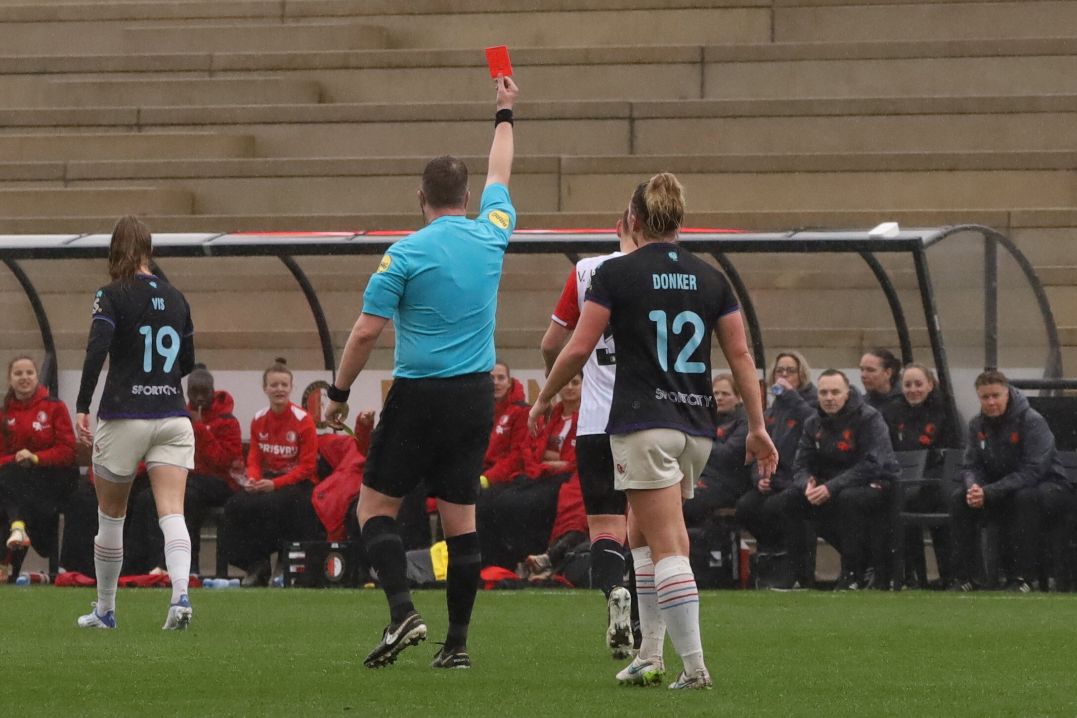 Ella Van Kerkhoven (Feyenoord) kreeg een rode kaart in het duel met Telstar