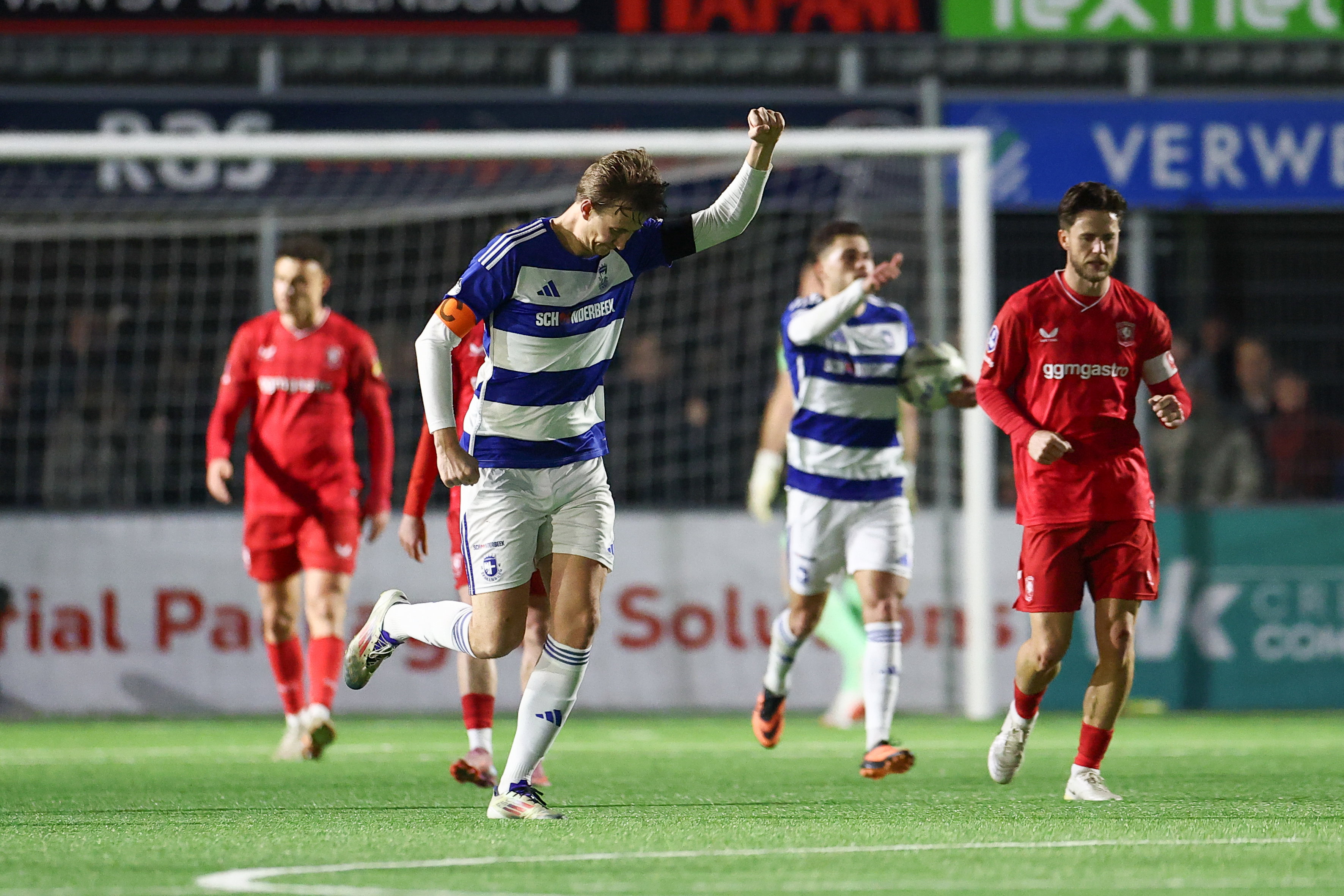 Floris van der Linden scoort tegen FC Twente