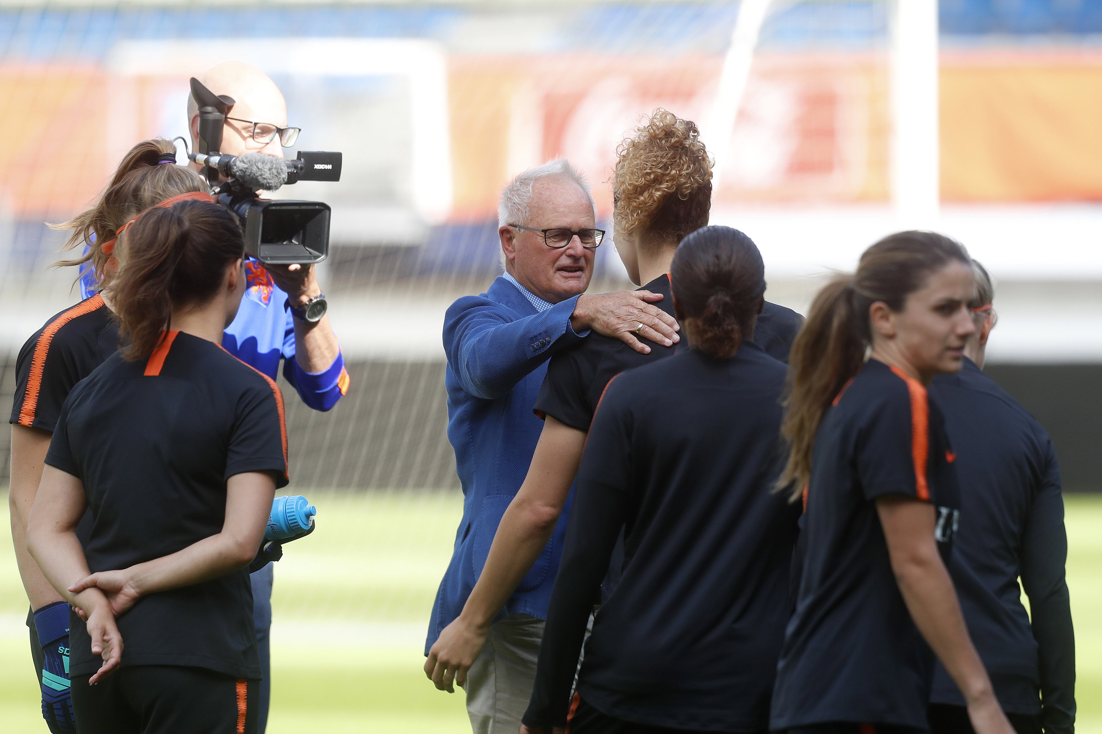Foppe de Haan met de OranjeLeeuwinnen