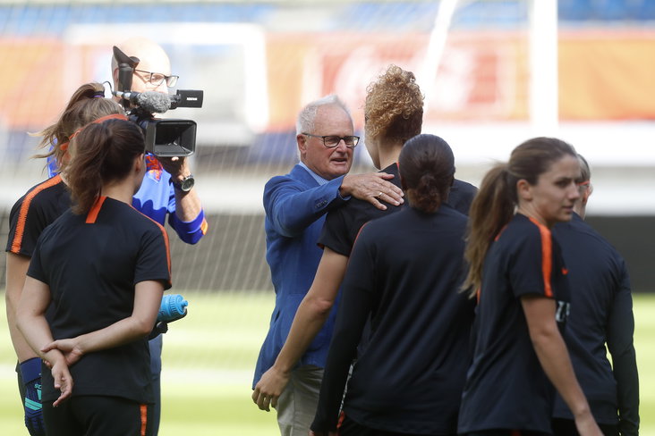 Foppe de Haan met de OranjeLeeuwinnen