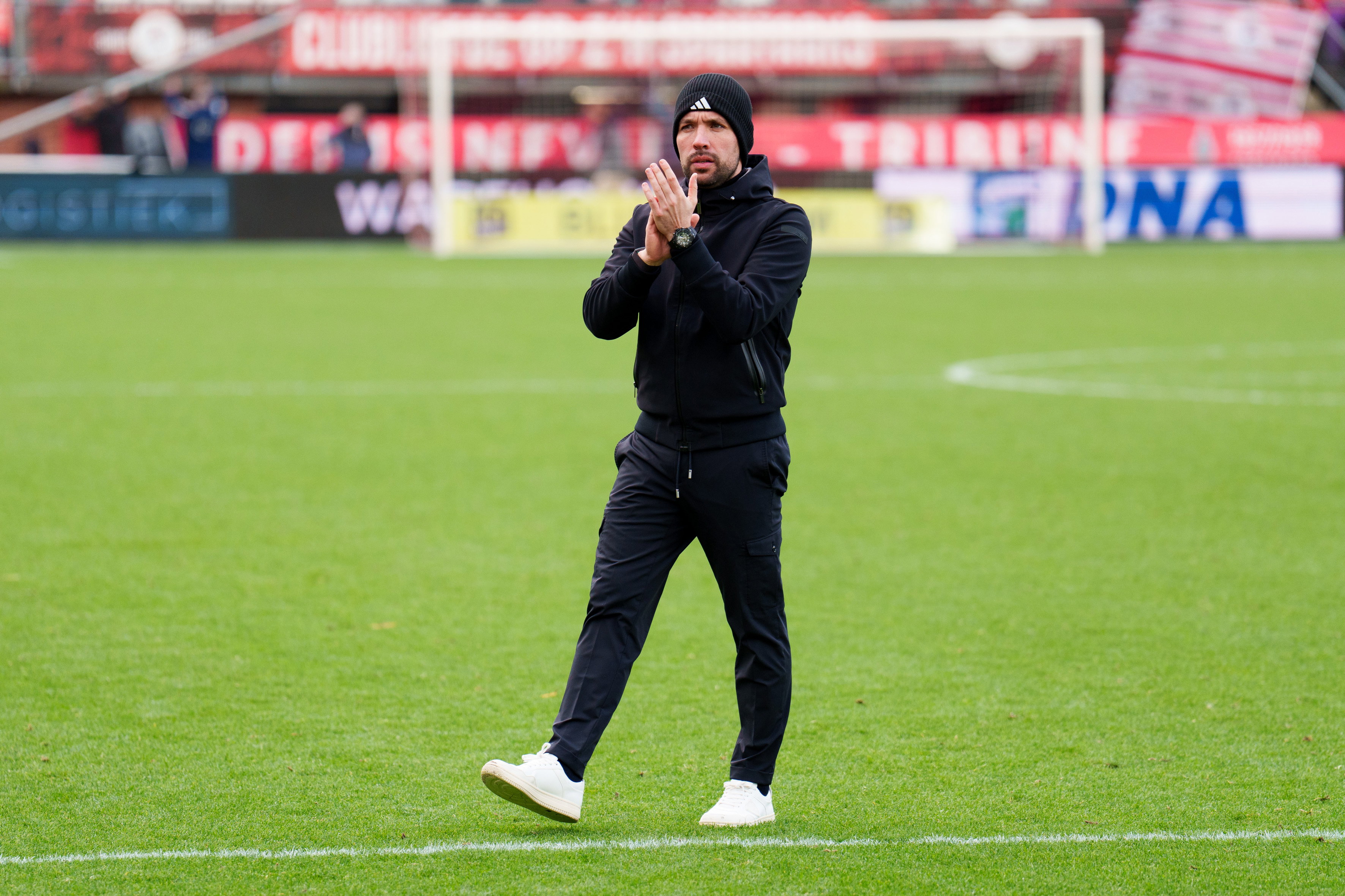 Francesco Farioli bedankt de fans na het duel bij Sparta