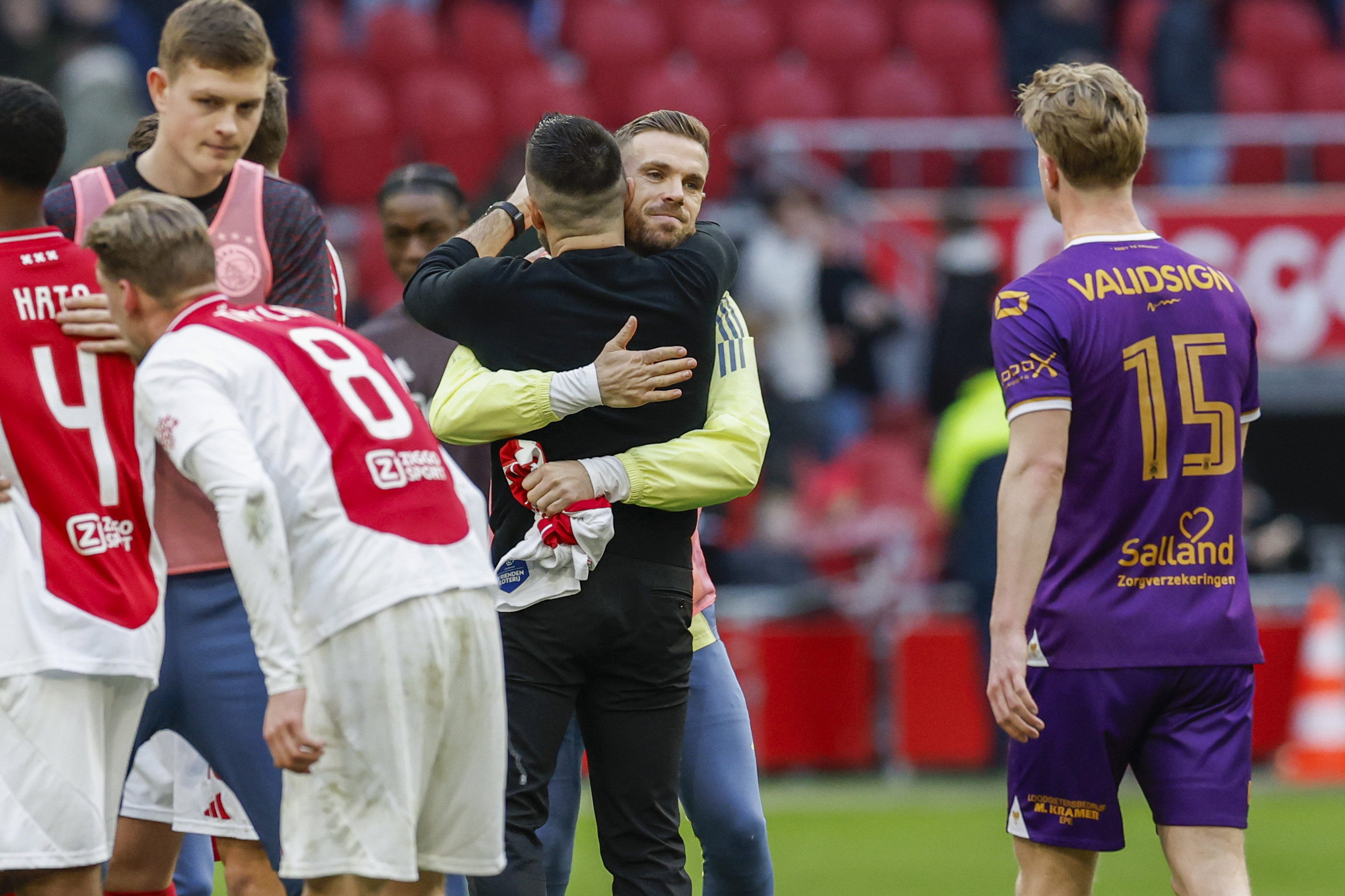 Francesco Farioli knuffelt Jordan Henderson