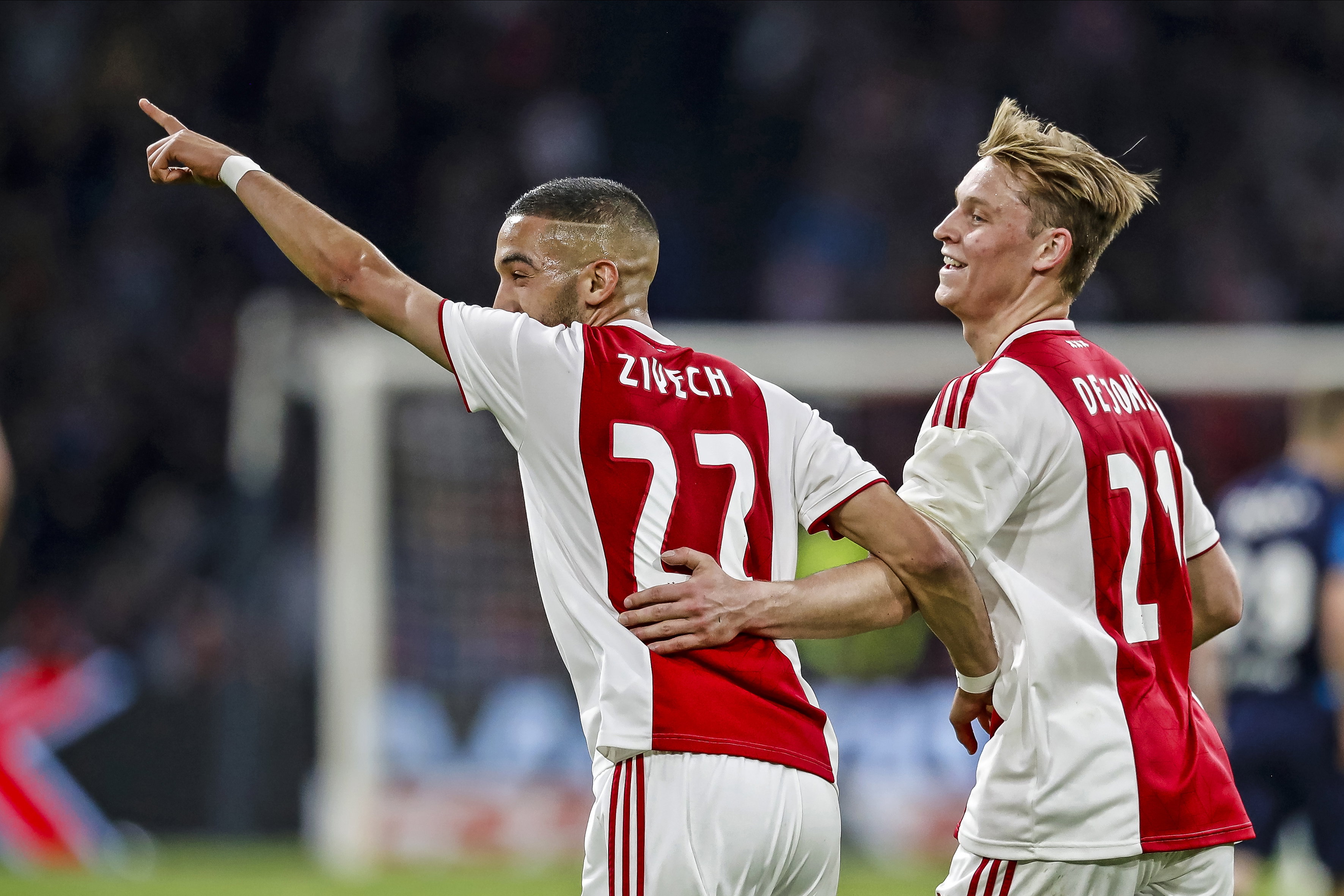 Frenkie de Jong en Hakim Ziyech in het Ajax tenue