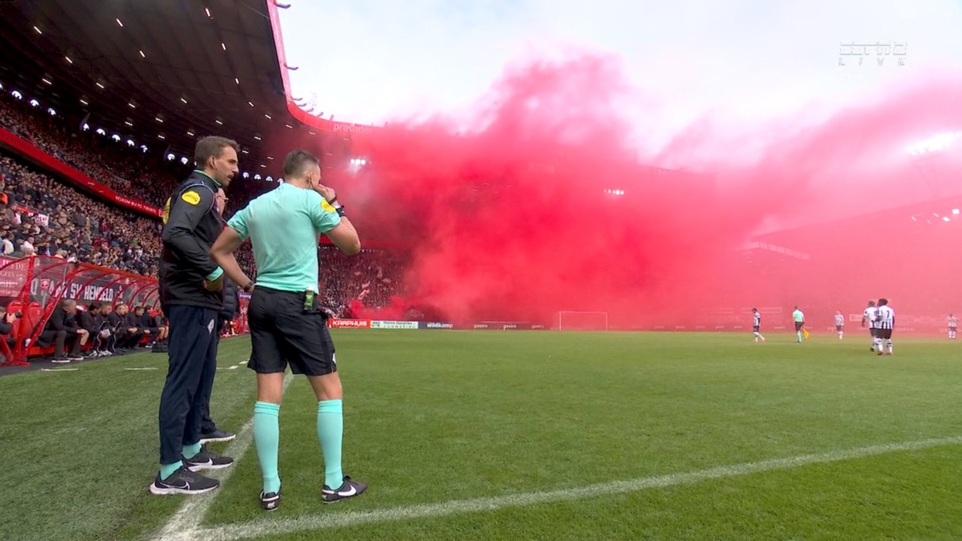Vuurwerk van de FC Twente-supporters voor de Twentse derby