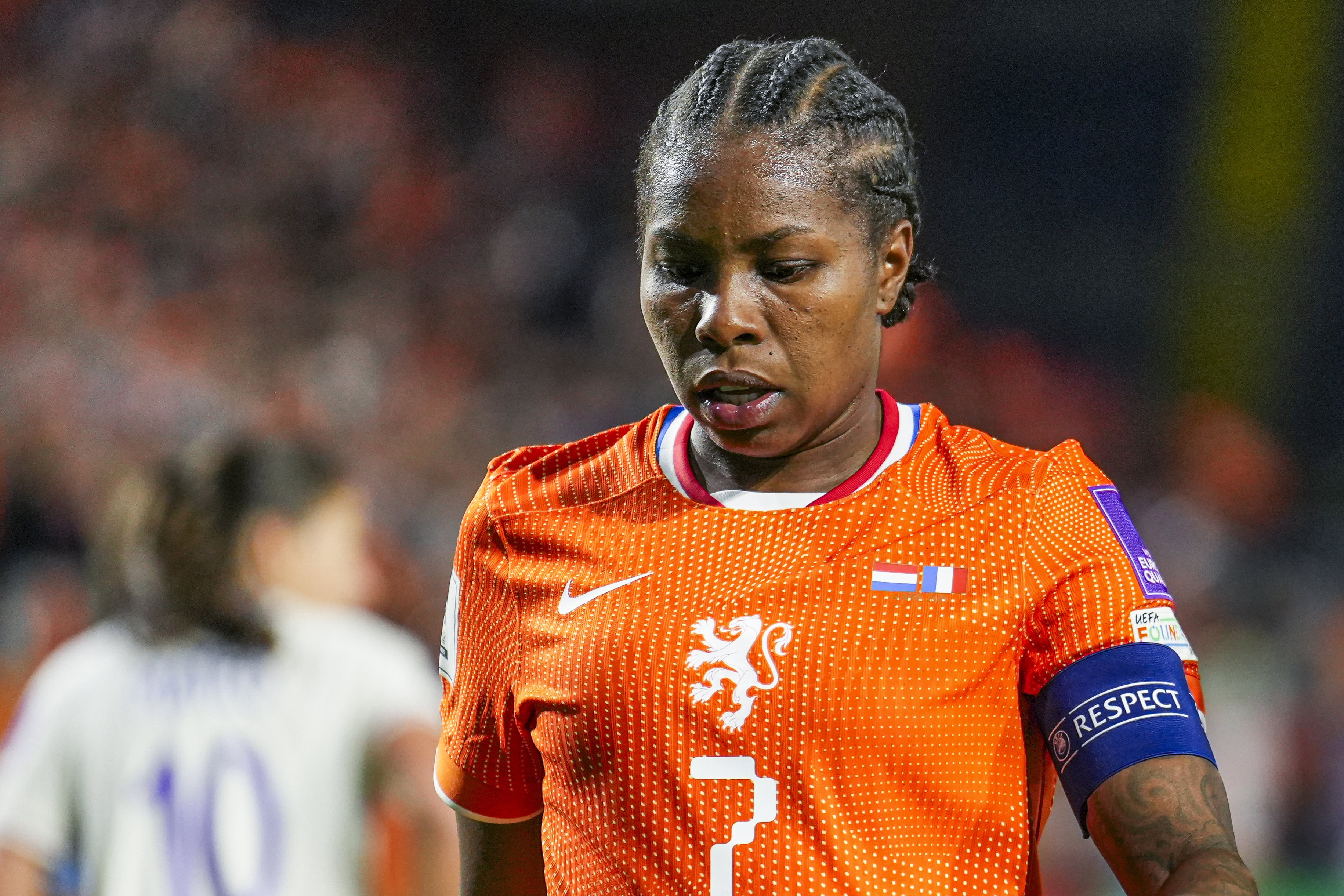 Lineth Beerensteyn met de aanvoerdersband