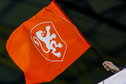 Een vlag met het logo van de OranjeLeeuwinnen