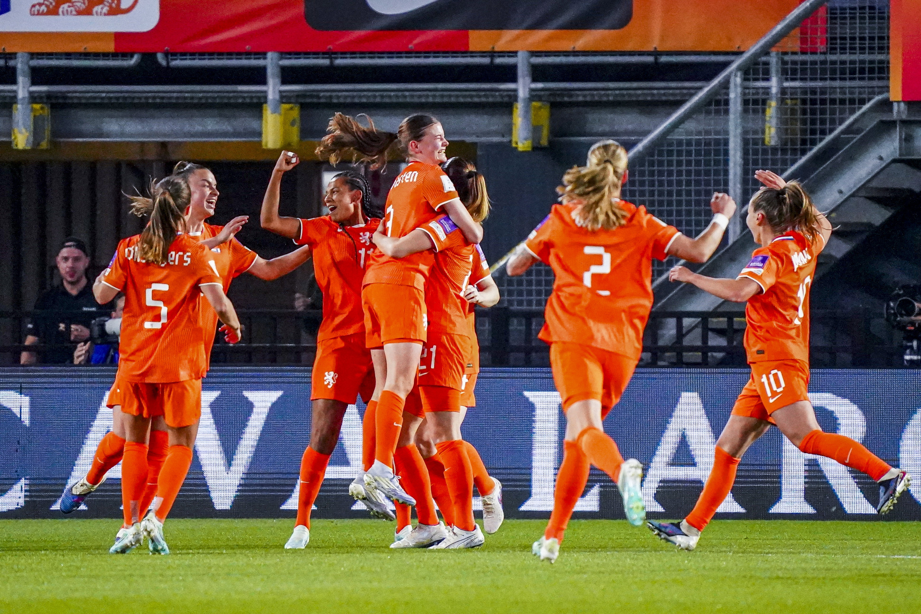 Renee van Asten wordt gefeliciteerd met haar doelpunt voor Oranje