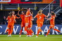 Renee van Asten wordt gefeliciteerd met haar doelpunt voor Oranje