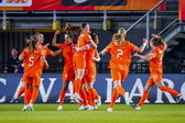 Renee van Asten wordt gefeliciteerd met haar doelpunt voor Oranje