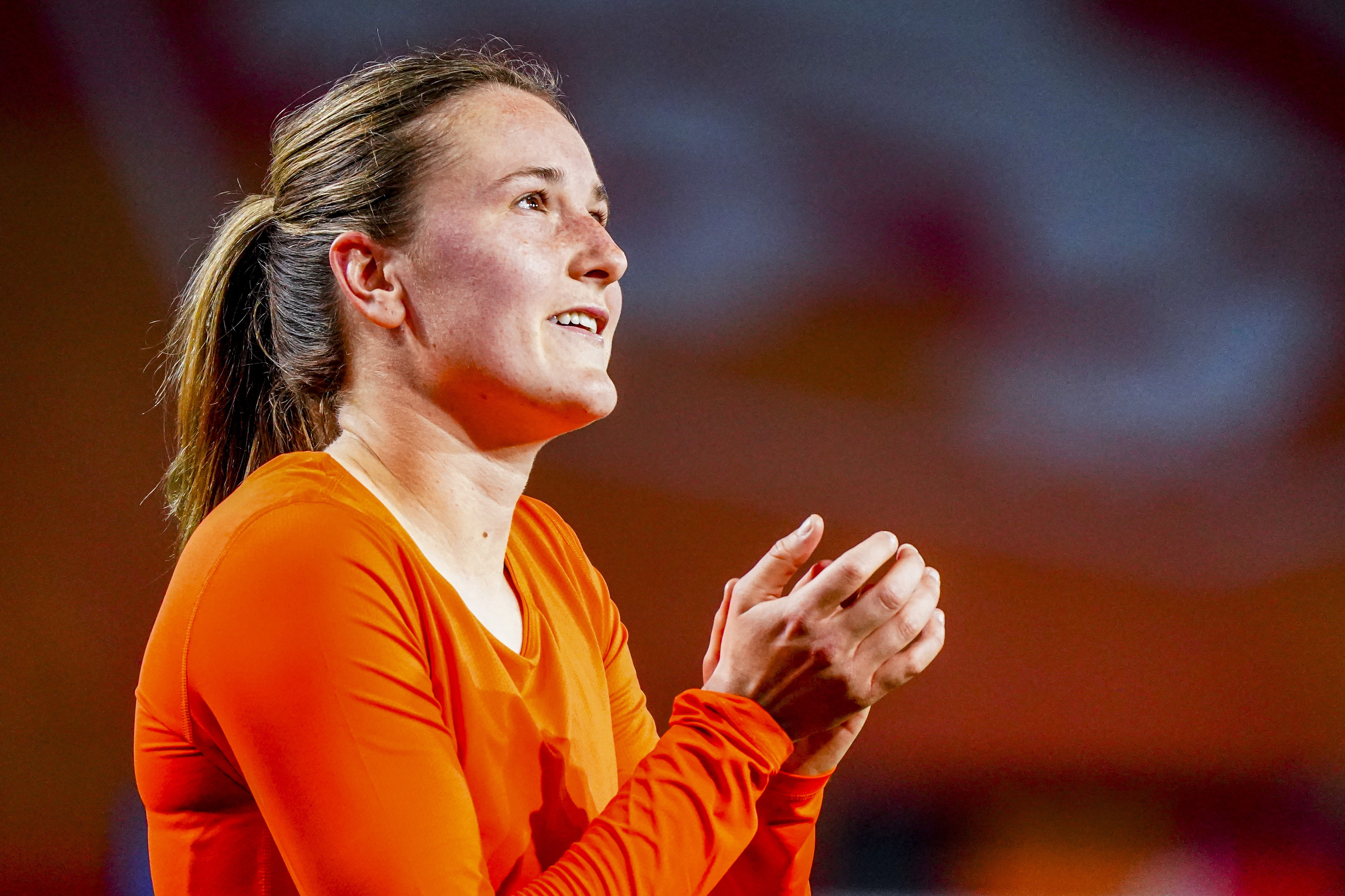Kaptein redt punt voor OranjeLeeuwinnen in kraker tegen Frankrijk