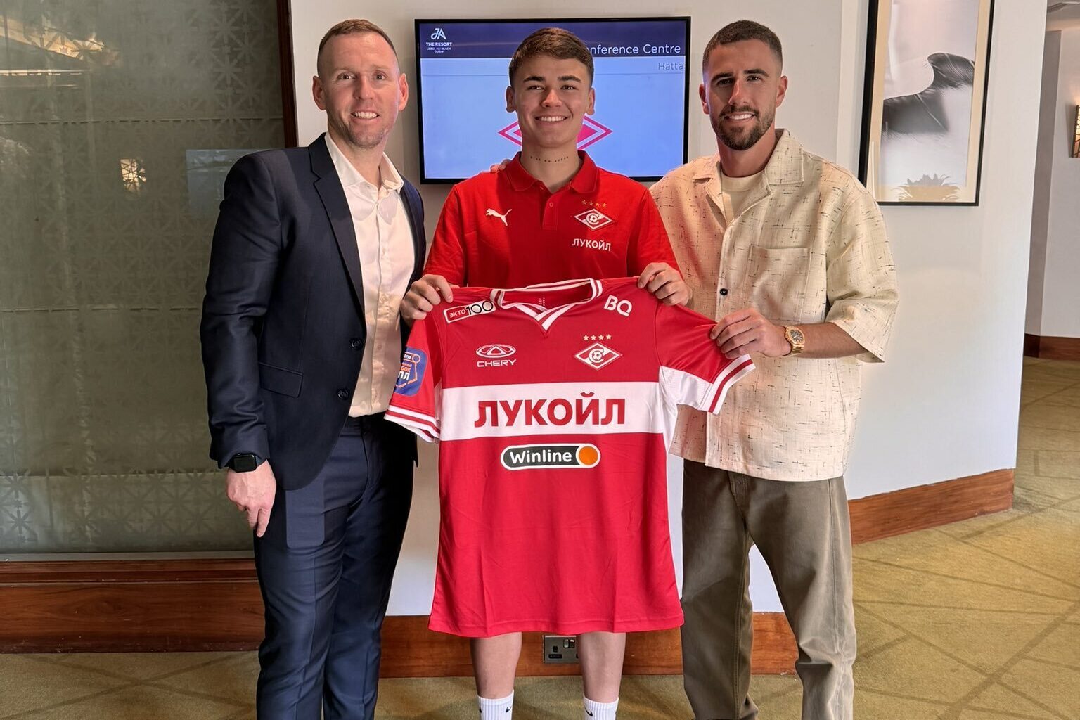 Manfred Ugalde poseert met het shirt van Spartak Moskou met naast zich Nathan van Kooperen (rechts)