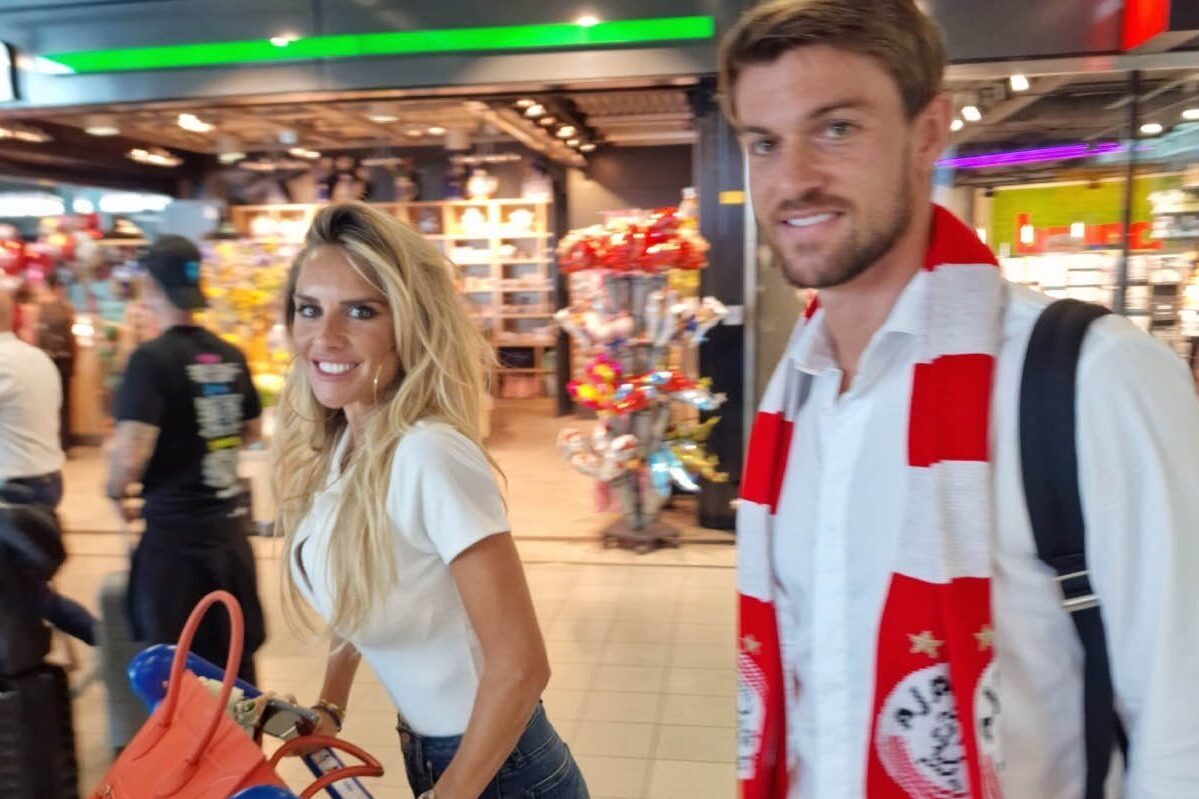 Daniele Rugani met Michela Persico op Schiphol