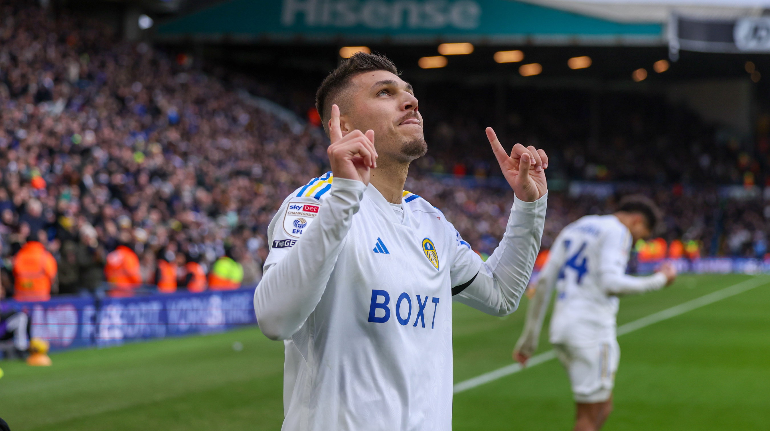 Joël Piroe viert een treffer namens Leeds United