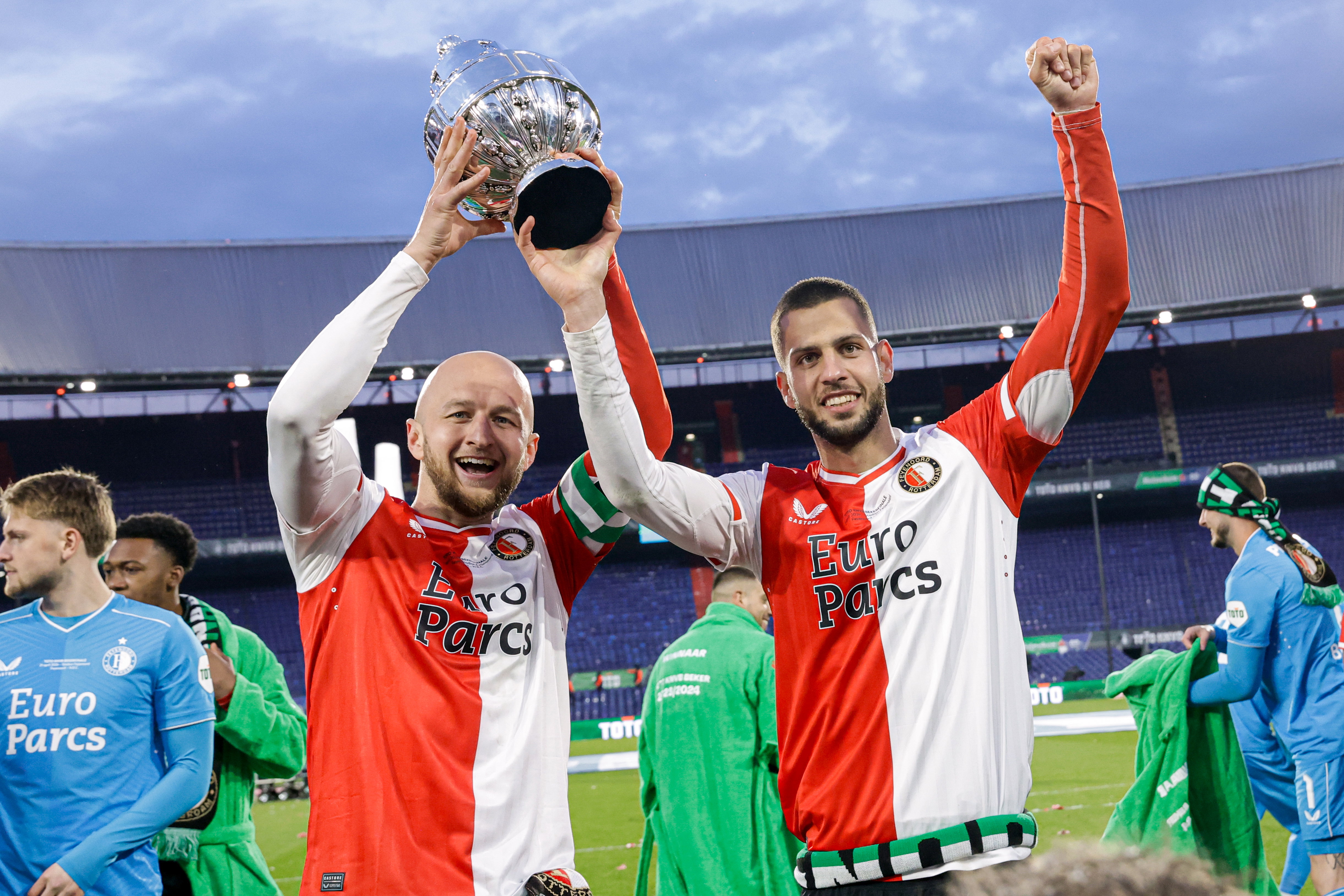 Gernot Trauner en David Hancko met de KNVB Beker
